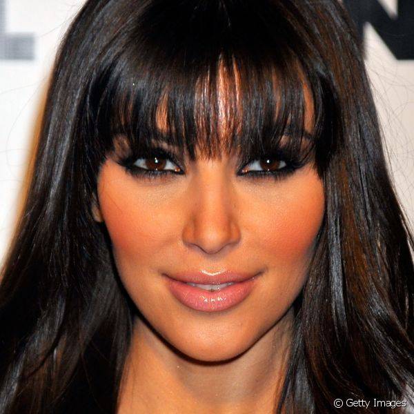 Para ir a um evento da Flaunt Magazine, em 2008, Kim Kardashian apostou no batom rosinha com acabamento glossy (Foto: Getty Images)